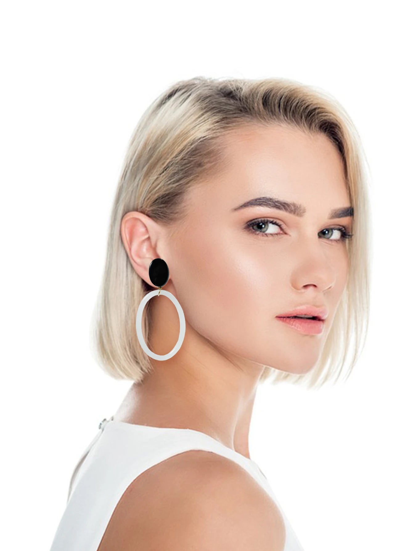 A Pair of Elegant,Noble,Simple,And Generous Oval Shaped Earrings,Suitable for Daily Leisure Gatherings