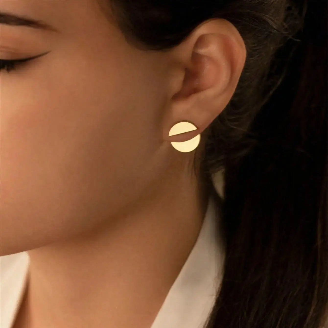 1 pair of fashionable and personalized designs, a pair of two half round earrings that are fashionable and versatile