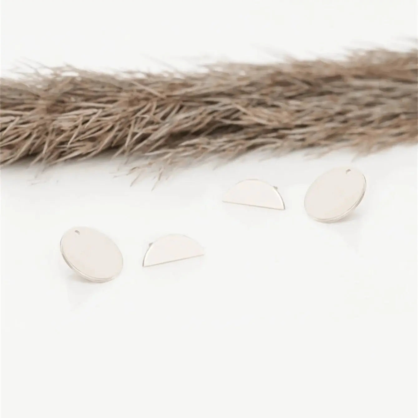 1 pair of fashionable and personalized designs, a pair of two half round earrings that are fashionable and versatile