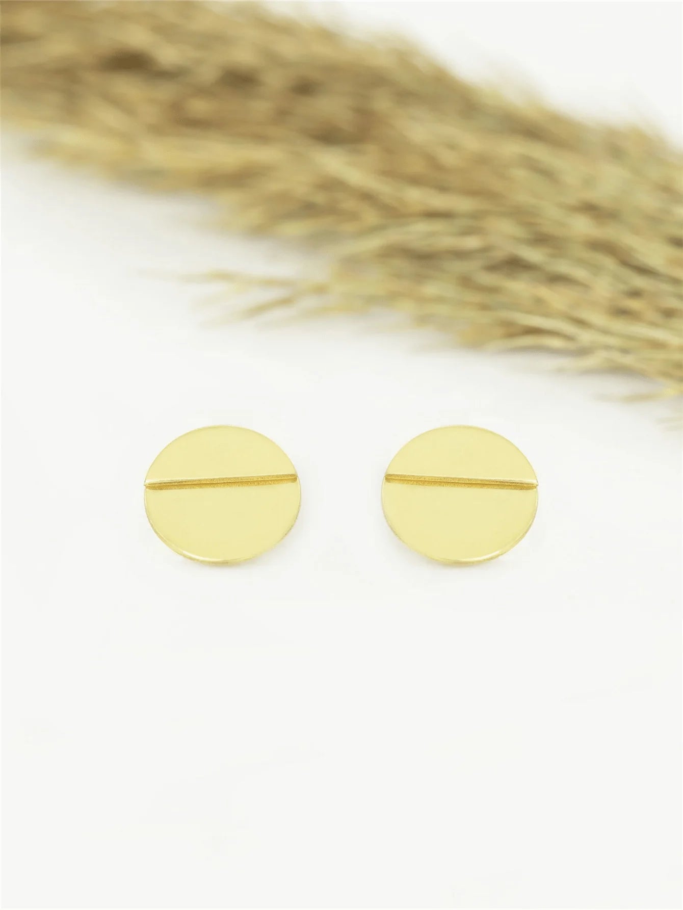 1 pair of fashionable and personalized designs, a pair of two half round earrings that are fashionable and versatile