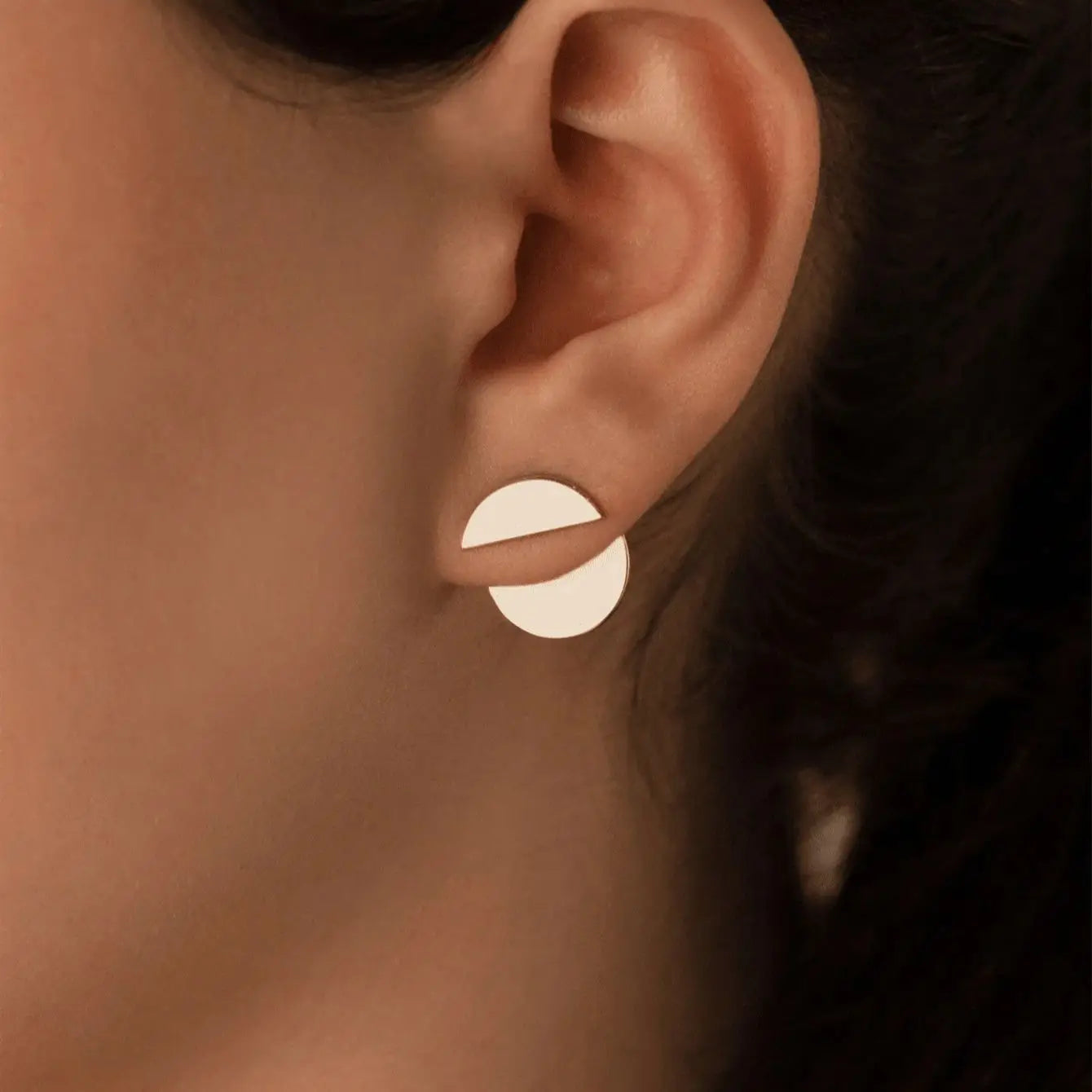 1 pair of fashionable and personalized designs, a pair of two half round earrings that are fashionable and versatile