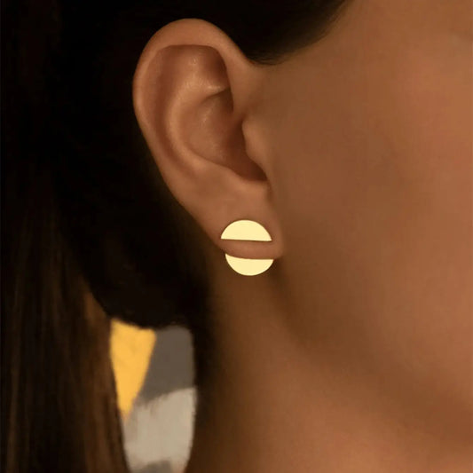 1 pair of fashionable and personalized designs, a pair of two half round earrings that are fashionable and versatile