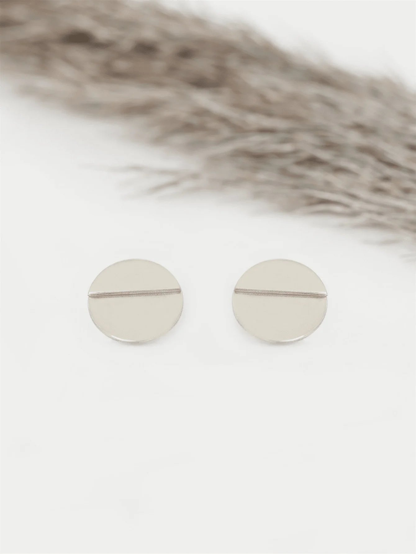 1 pair of fashionable and personalized designs, a pair of two half round earrings that are fashionable and versatile