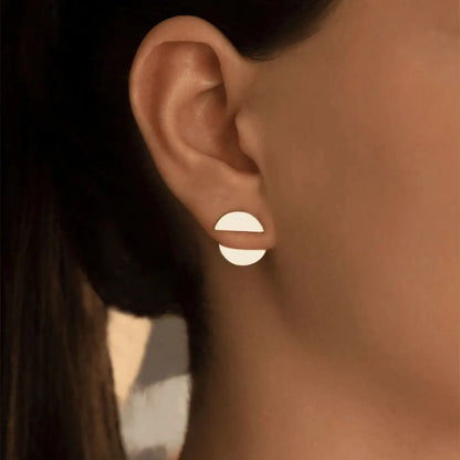 1 pair of fashionable and personalized designs, a pair of two half round earrings that are fashionable and versatile